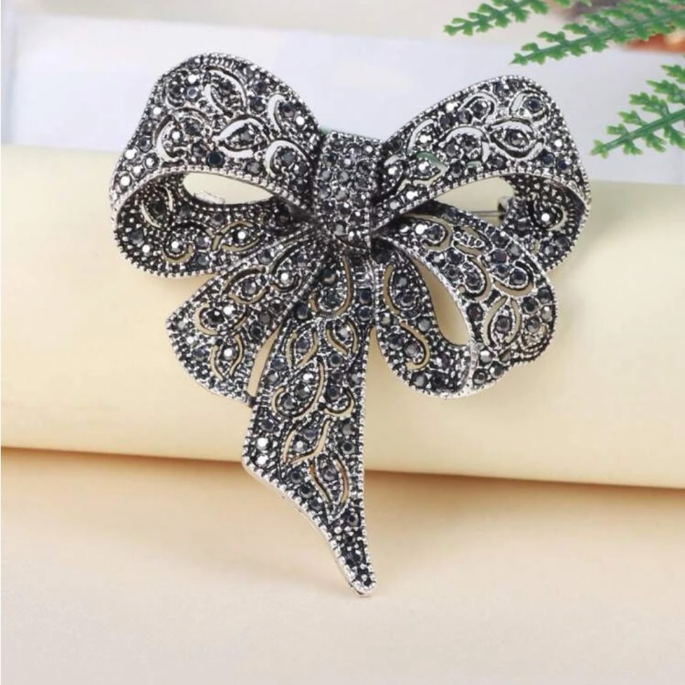 Luxe vintage butterfly design rhinestone brooch